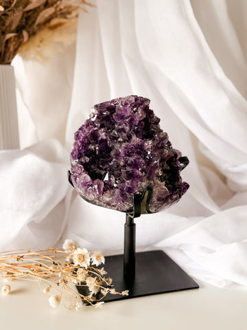 statement amethyst on stand