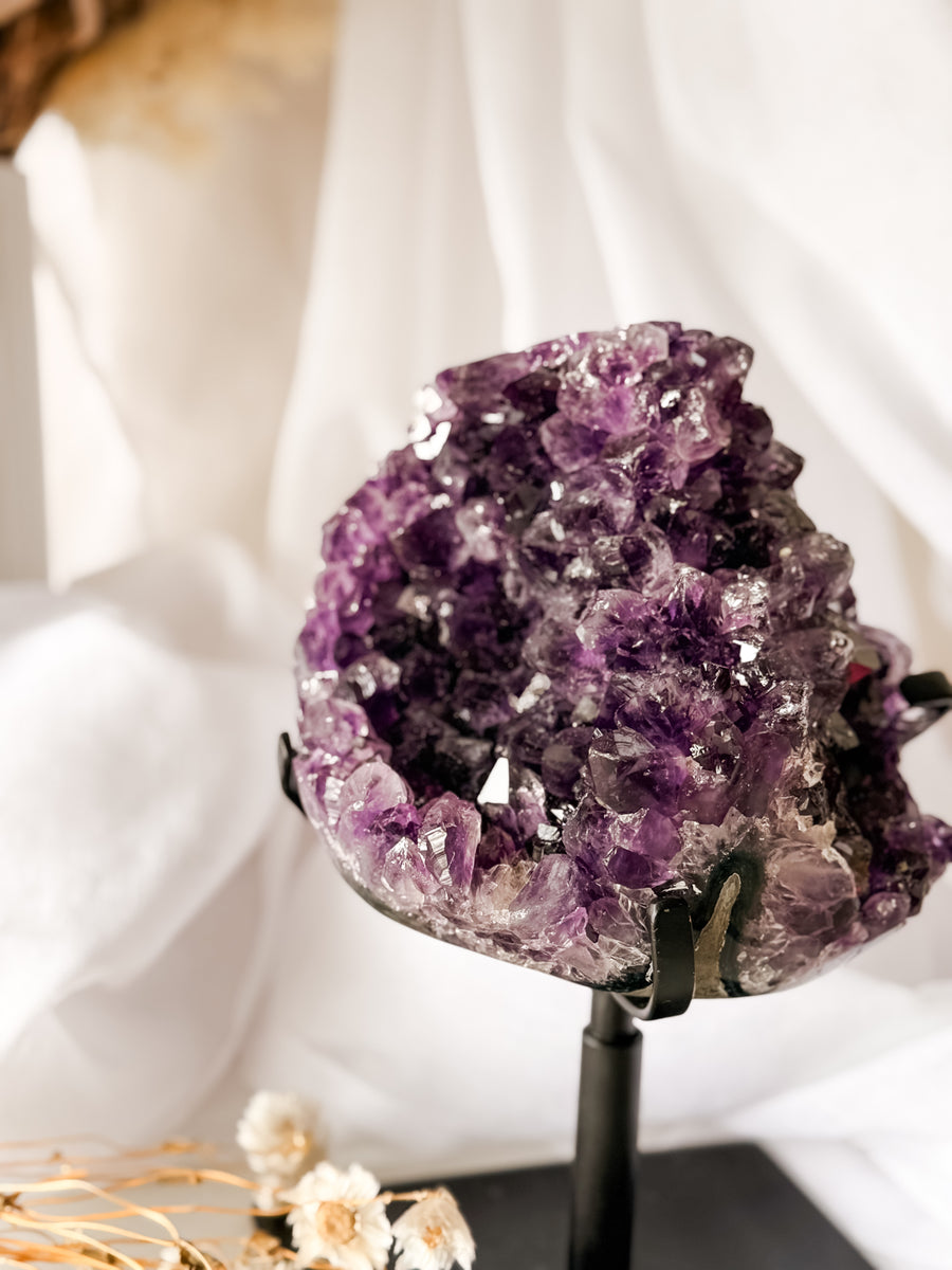 statement amethyst on stand