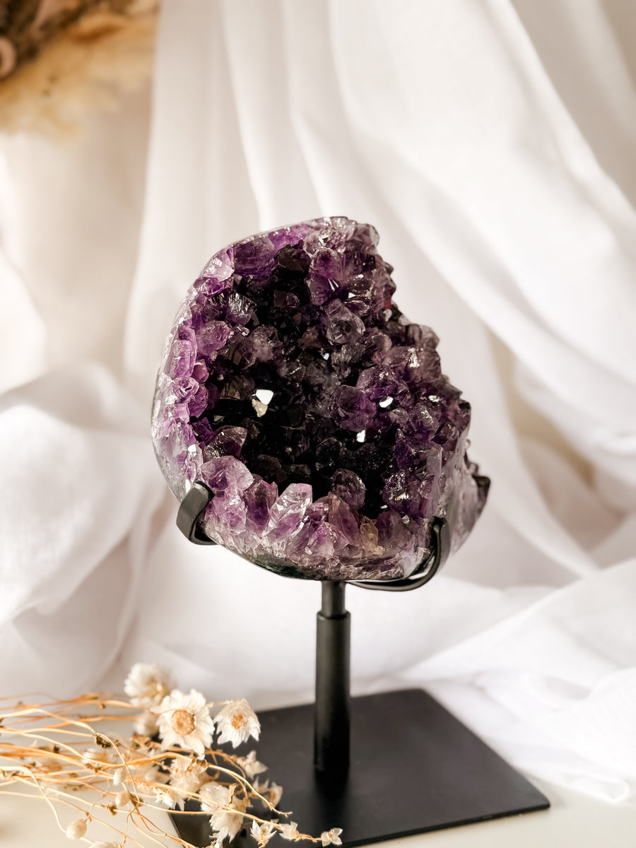 statement amethyst on stand