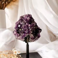 statement amethyst on stand